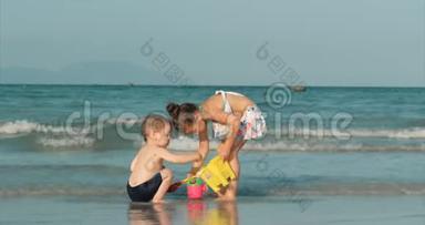 快乐无忧无虑的孩子们在海边玩沙子。 小朋友玩，哥哥姐姐在海边玩.. 快乐